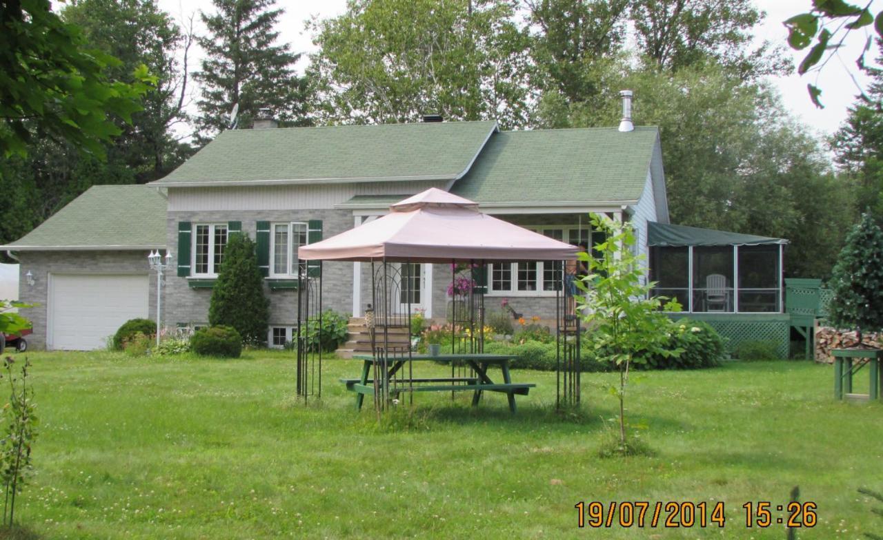 Gite Parc Mauricie B&B Saint Mathieu Du Parc Esterno foto
